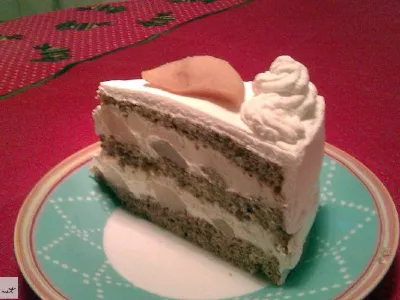 Koruzna torta z vanilijevo kremo in hruškami