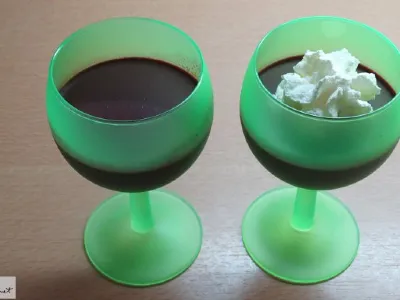 Borovničeva panakota s smetano