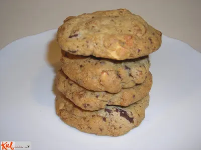 Kukiji s kandiranimi indijskimi oreščki in koščki čokolade