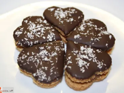 Srčki s praženim kokosom polnjeni z rumovo Nutello 