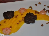 Fotografija recepta: Polpeti iz krvavic s kozicami na bučnem pireju