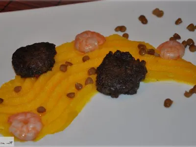 Polpeti iz krvavic s kozicami na bučnem pireju