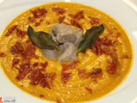 Fotografija recepta: Bučna juha s kostanjevimi njoki, pršutom in žajbljem