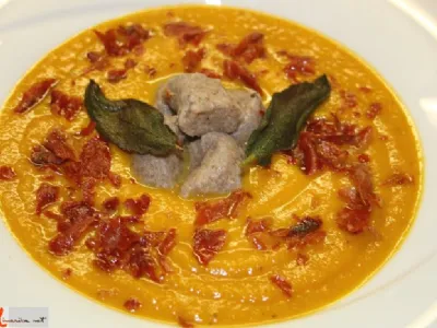 Bučna juha s kostanjevimi njoki, pršutom in žajbljem