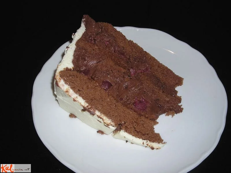 Čokoladna torta s kislo smetano in višnjami