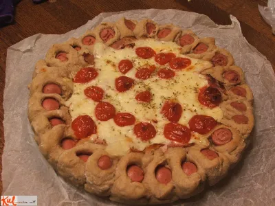 Pizza pogača s krono iz hrenovk