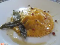 Fotografija recepta: Veliki ravioli s sladko čebulo, klobaso.. in rumenjakom