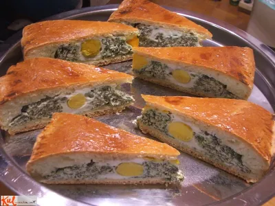 Slana pogača z ricotto, špinačo in jajci na oko