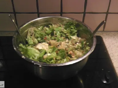 Zelena solata s praženimi bučkami in jajci