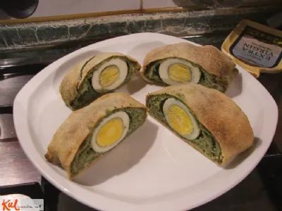 Zavitek z ricotto, špinačo in trdo kuhanimi jajci