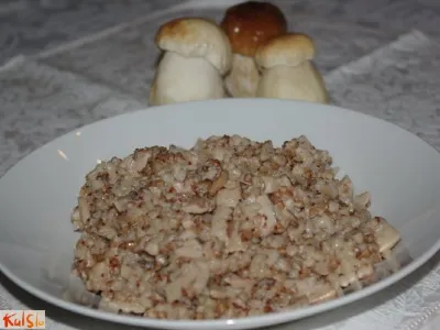 Ajdova kaša z gobami