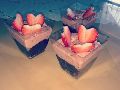 Presni jagodno-čokoladni mini lončki