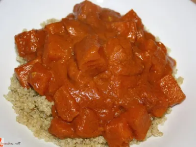 Kokosov kari s sladkim krompirjem in kvinojo