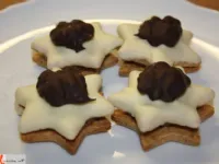 Fotografija recepta: Bele orehove zvezdice z marcipanovim nadevom
