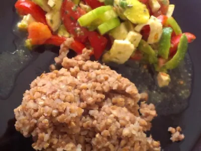 Poletna solata z avokadom