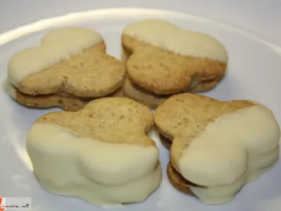 Orehovi piškoti z belo čokolado