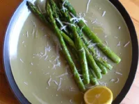 Fotografija recepta: Šparglji z limono in parmezanom