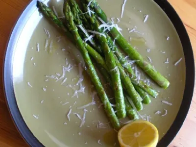 Šparglji z limono in parmezanom