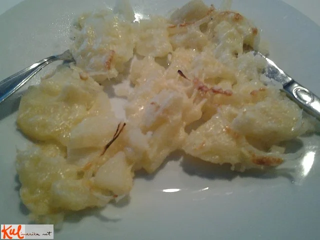 Pečen krompir s sirom in čebulo