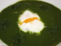 Fotografija recepta: Čemaževa juha s poširanim jajcem in pestom z lešniki  