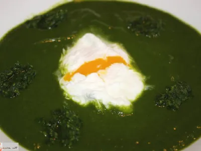 Čemaževa juha s poširanim jajcem in pestom z lešniki  