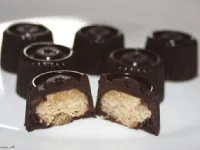 Fotografija recepta: Presni čokoladni pralineji polnjeni s kokosovim maslom