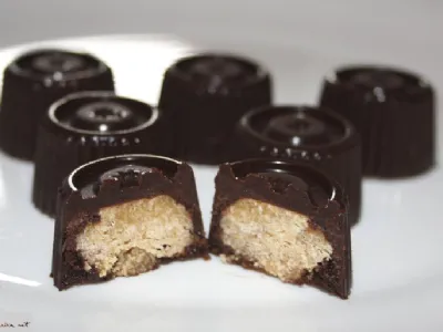 Presni čokoladni pralineji polnjeni s kokosovim maslom