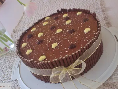 Kremasta torta s sadjem in čokoladnim namazom