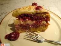 Fotografija recepta: Višnjeva torta z vanilijevo kremo in lešnikovim pridihom