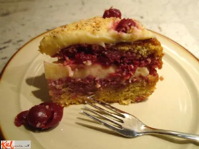 Višnjeva torta z vanilijevo kremo in lešnikovim pridihom