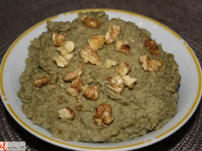 Ajdov namaz s šparglji in orehi