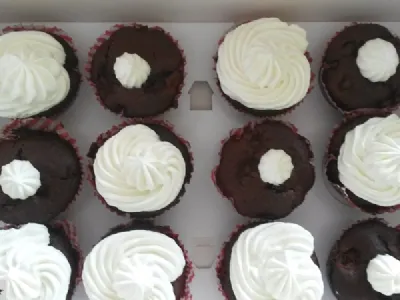 Dvojni čokoladni mufini z višnjami