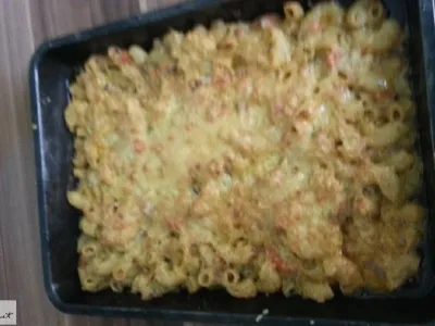 Zapečeni makaroni z zelenjavo, mletim mesom in sirom 
