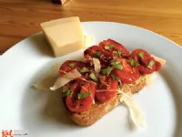 Fotografija recepta: Popečeni paradižnički na kruhku