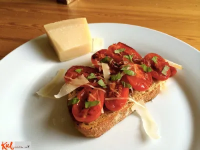 Popečeni paradižnički na kruhku