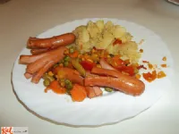 Fotografija recepta: Hrenovke na zelenjavi s krompirjem