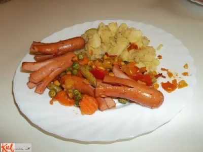 Hrenovke na zelenjavi s krompirjem