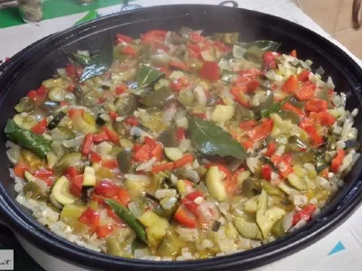 Lahka pikantna peperonata z dodatno zelenjavo