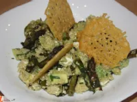 Fotografija recepta: Špargljeva solata s parmezanovim čipsom  