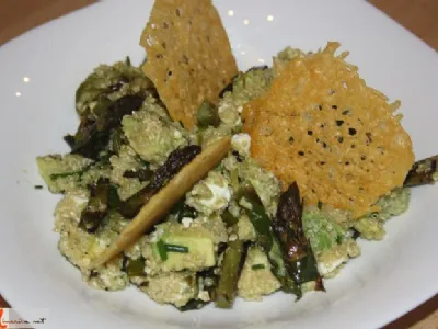 Špargljeva solata s parmezanovim čipsom  