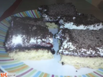 Biskvit z marmelado, smetano in čokolado