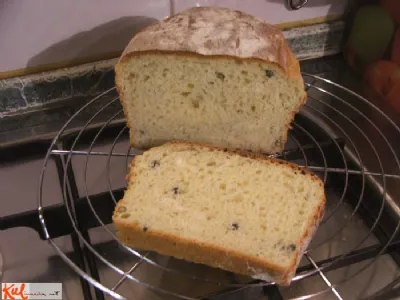 Pikanten kruh z zelenim poprom in banano