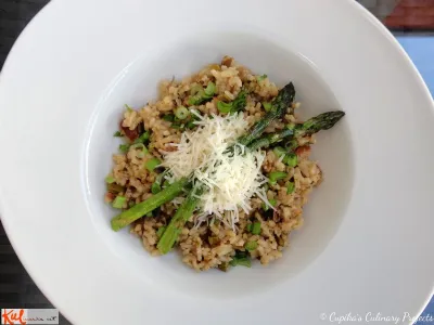 Rižota s šparglji in dimljeno slanino