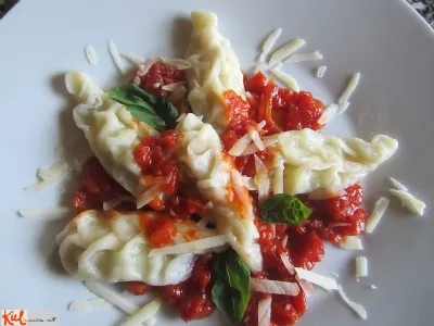 Pšenički v paradižnikovi omaki