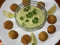 Fotografija recepta: Falafel s kvinojo in bučkami z avokadovo omako