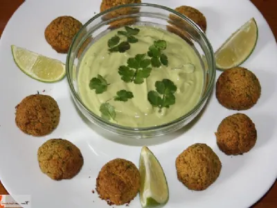 Falafel s kvinojo in bučkami z avokadovo omako
