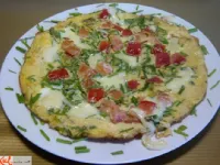 Fotografija recepta: Jajčna omleta z mozzarello, drobnjakom in paradižnikom