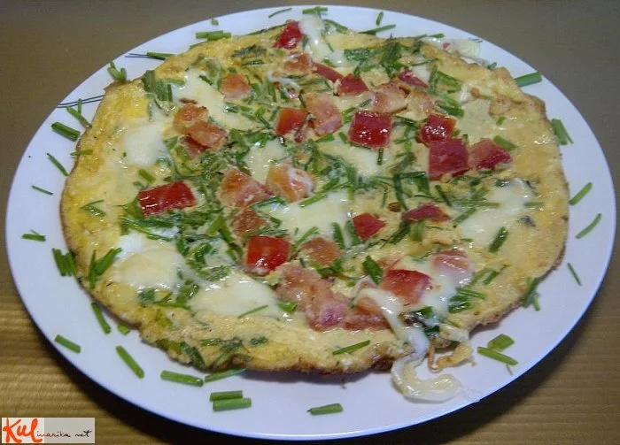 Jajčna omleta z mozzarello, drobnjakom in paradižnikom