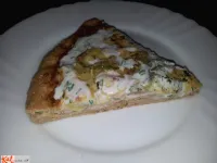 Fotografija recepta: Polnozrnata vegi pica z jogurtovim prelivom