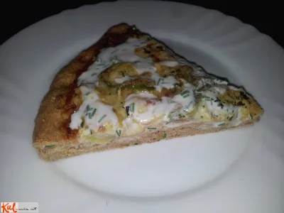 Polnozrnata vegi pica z jogurtovim prelivom